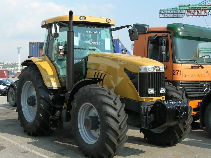 Tracteur agricole à quai Marseille - Transpoles